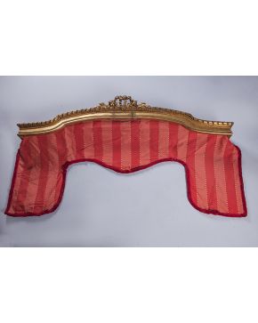 876-Juego de tres galerías de cortina estilo Luis XVI en madera tallada y dorada. s. XIX.