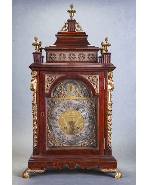814-Reloj bracket estilo inglés con caja en madera de caoba y aplicaciones de bronce dorado. Esfera firmada David Hugues London s. XX. Con llave de puer