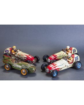 1404-Lote de dos coches de carreras de juguete: Antiguo GEM Hecho en Francia c. 1960. Super racer Montlhery N° 42. longitud: 48 cm. y Yonezawa Atom 153