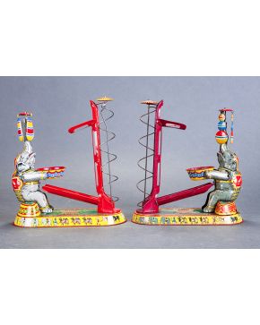 1403-Lote de dos juguetes Circo con elefante marca J.W. años 50/60 realizados en la zona de control estadounidense de Alemania. Altura: 24 cm.