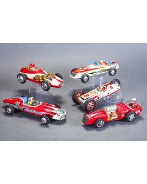 1402-Lote de cinco coches de carreras de juguetes japoneses. c. 1950:  dos sin marcas. un Red Arow 7. un Indianapolis 500 / 63 y un original modelo rev