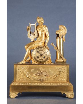 920-Reloj Imperio. Francia c. 1820 en bronce dorado con la figura de Apolo tocando la lira.