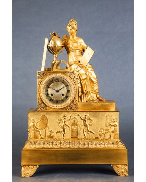 999-Reloj Imperio. Francia c. 1820 en bronce dorado con alegoría de las Ciencias.