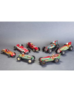 1393-Lote de siete coches de carreras de juguete japoneses. década de 1950: Golden Racer 3 de SN. Redstone 18 de San. Mars 8 de Sanesu. FireBird 7 