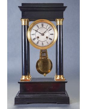 963-Elegante reloj francés de Pórtico estilo Imperio. s. XIX.