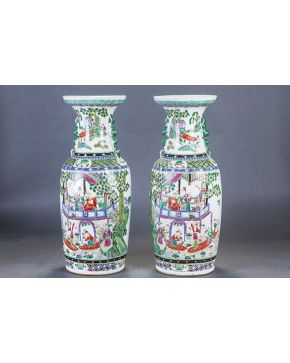 744-Pareja de jarrones en porcelana china. Familia Verde. c. 1890.
