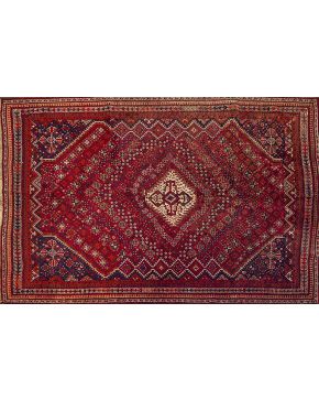 831-Antigua alfombra persa QASHQAI anudada a mano por tribus nómadas del sureste de Irán. Colores naturales. Los flecos son de lana cruda. no teñida. en s