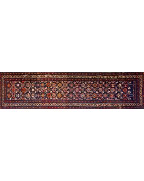 938-Alfombra persa de pasillo ARDEBIL con decoración floral. Alguna reparación. Norte de Iran. Circa 1920. Medidas: 390x100 cm.