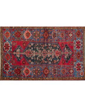1374-Antigua alfombra persa del Kurdistán iraní. en lana anudada a mano. 