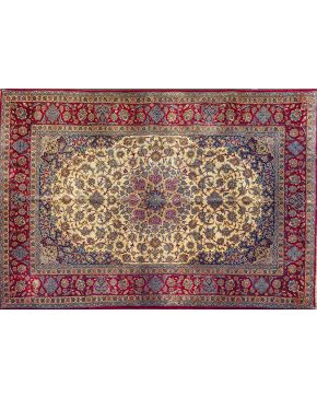 818-Elegante alfombra persa Isfahan hecha en seda pura y de nudo extremadamente fino. Rosetón central y decoración vegetal sobre campo beige y cenefa en g