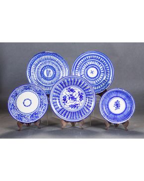 1147-Lote de cinco platos en cerámica de Manises. s. XIX.