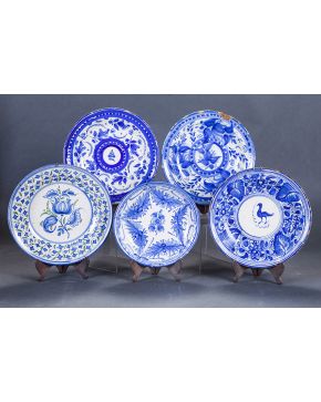 1077-Lote de cinco platos en cerámica de Manises. s. XIX.