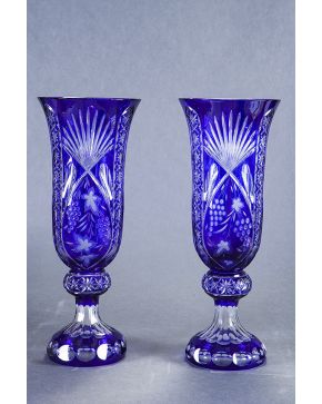 1217-Gran pareja de jarrones en cristal centroeuropeo en su color y azul cobalto. s. XIX.