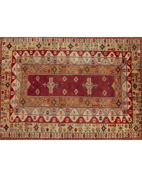 1228-Antigua alfombra oriental en lana con dibujo geométrico y esquemático sobre campo marrón.