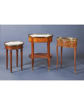950-Mesa auxiliar circular en madera. con tapa en mármol blanco. y aplicaciones y galería en bronce.