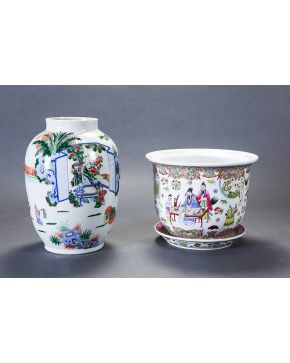1380-Macetero en porcelana china Familia Rosa. s. XX.