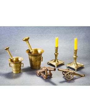 1141-Pareja de candeleros vascos en bronce.