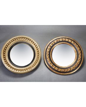 1180-Espejo circular de ojo de buey. Marco en madera tallada y dorada con formas esféricas.