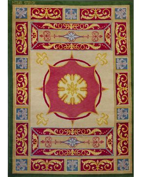 867-Elegante alfombra en lana. firmada Miguel Stuyck. diseño Carlos IV. boceto de la Real Fábrica. Rosetón central y decoración vegetal en dorados y de cu