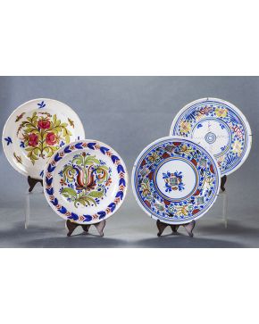 1120-Lote de cuatro platos en cerámica de Manises. 2ª mitad s. XIX.