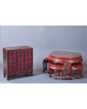 778-Mesa baja circular china en madera con profusa labor de talla de aves y motivos florales. Patas de garra sobre bola.