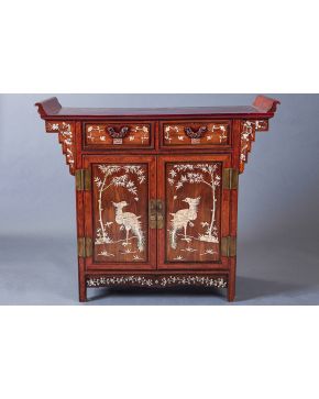 738-Mueble aparador oriental en madera con incrustaciones de madreperla en el frente representando aves en paisaje.