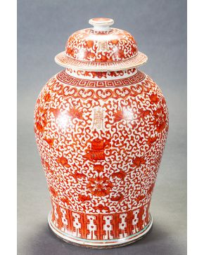 711-Tibor con tapa en porcelana china. s. XIX.