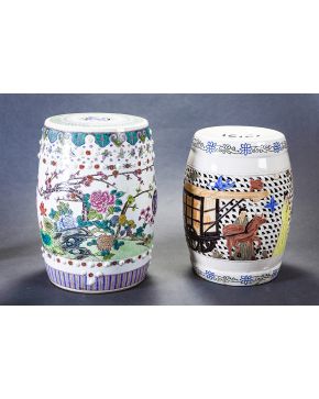 1362-Dos taburetes chinos de jadín en porcelana polícroma. uno de ellos calado y con personajes. el otro con árboles. flores e insectos pintados.