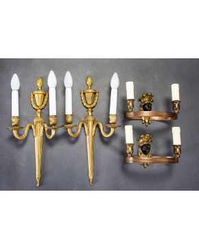 1021-Pareja de apliques de dos luces en bronce dorado estilo Luis XVI.