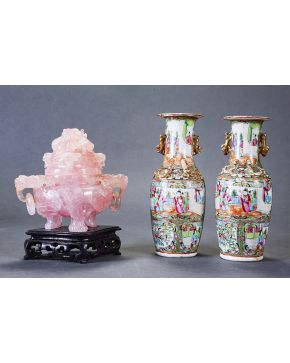 798-Lote oriental formado por pebetero en cuarzo rosa sobre peana de madera y pareja de jarrones chinos en porcelana de Cantón. Familia Rosa con escenas