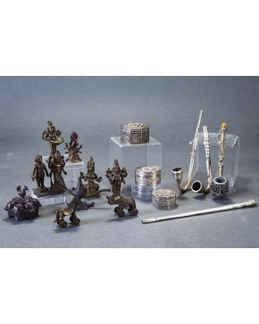 1304-Variado lote hindú de 10 pequeñas piezas en bronce; deidades y animales.