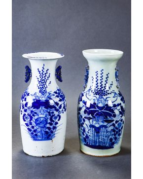 816-Lote de dos jarrones en porcelana oriental azul y blanca con decoración de flores.