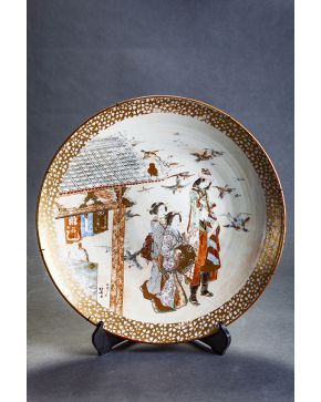 1349-Gran plato oriental estilo Satsuma. Decoración de cortesanas jugando con aves.