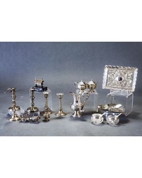 734-Variado lote de miniaturas en plata: dos parejas de candeleros. incensario. carro de bueyes y hórreos.