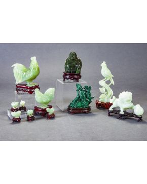 800-Lote jade y malaquita formado por: quimera con perla. pájaro en rama. Buda y cortesana.