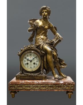 1174-Reloj francés en metal dorado y mármol rojo jaspeado. Con escultura. alegoría de la Historia. Firmado en la esfera: J. VELZY/PERPIGNAN. Con péndulo 