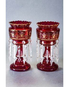 1339-Pareja de copas en cristal rojo de Bohemia esmaltado y decoraciones en dorado con prismas colgantes. 2ª mitad s. XIX.