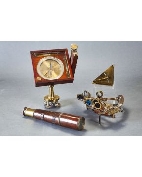 1417-Lote formado por sextante inglés en bronce y caoba con marcas Heath & Co Ltd Crayford London y accesorio de pistola para calcular el ángulo de incli