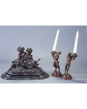 919-Pareja de candeleros en bronce pavonado representando faunos.