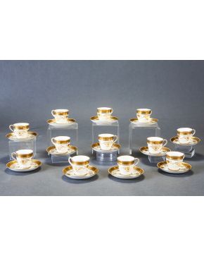 1275-Delicado juego de café de doce servicios en porcelana de Mintons. decoración neoclásica de guirnaldas en dorado. Compuesto por tacitas con sus platill