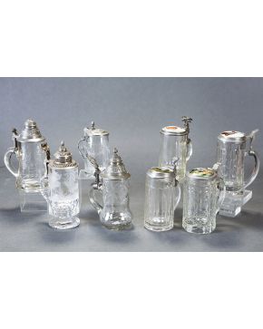 1366-Lote de cuatro jarras de cerveza o Tankard en cristal centroeuropeo y metal. con sus tapas decoradas en esmalte. 