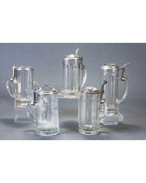 1350-Lote de cinco jarras de cerveza o Tankard en cristal centroeuropeo y metal. con tapas transparentes en cristal liso y facetado.