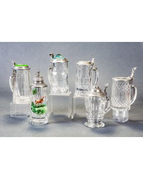 1383-Lote de tres jarras de cerveza o Tankard en cristal centroeuropeo y metal.