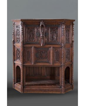 1090-Antiguo mueble de sacristía centroeuropeo estilo gótico.