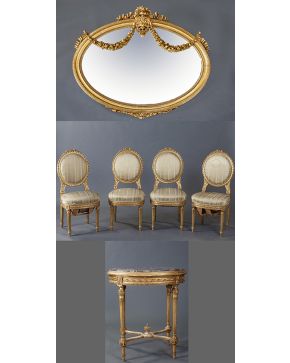 875-Juego de comedor compuesto por: cuatro sillas de baile. mesa de centro y espejo oval (pequeña rotura) estilo Luis XVI. s. XIX.