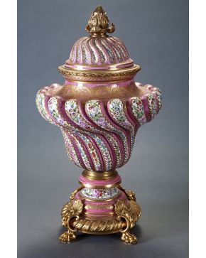 930-Gran jarrón en porcelana de estilo Sévres. Napoléon III. s. XIX. Importantes monturas en bronce dorado. Con marcas.