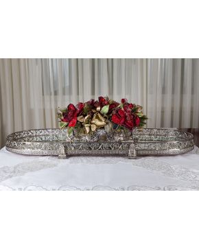 883-Importante Sortout de table en tres piezas en plata de ley 925. Friso decorado con flores relevadas y alero calado con roleos y flores. Fondo de esp
