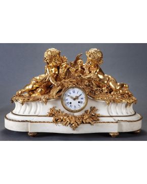 941-Reloj de sobremesa estilo Luis XVI en marmol blanco y bronce dorado. Francia. s. XIX.