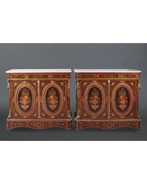981-Excepcional pareja de entredós Napoleón III. Francia hacia 1880. Realizados con marquetería de maderas frutales y teñidas y aplicaciones de bronce dor