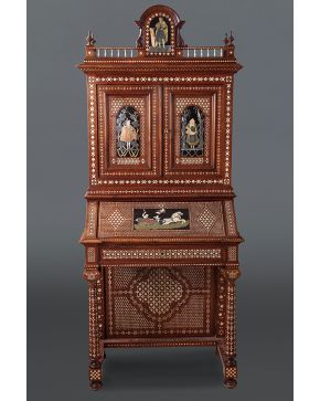 857-Bureau milanés de la segunda mitad del siglo XIX. realizado en nogal con incrustaciones de hueso tipo pinyonet y con partes grabadas con motivos renac